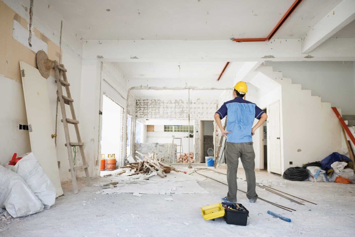 Mann auf einer Baustelle